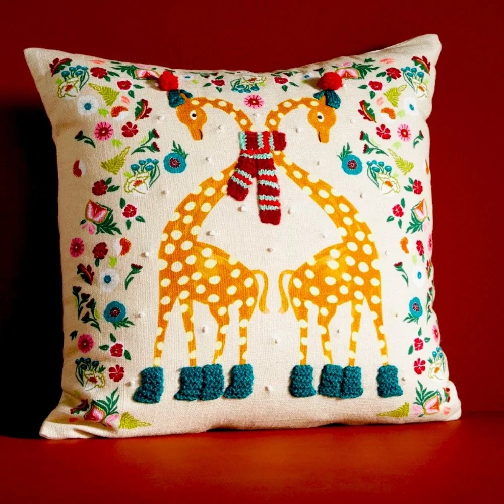 Giraffe Holiday Pillow‎